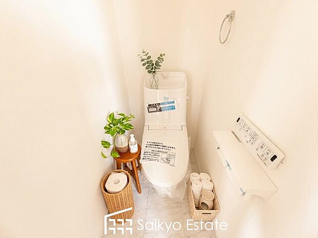 【ウォシュレット付トイレ】「温水清浄便座付きトイレ」は日々の生活を快適にしてくれます。毎日使う場所だからこそ、こだわりたいポイントですね。