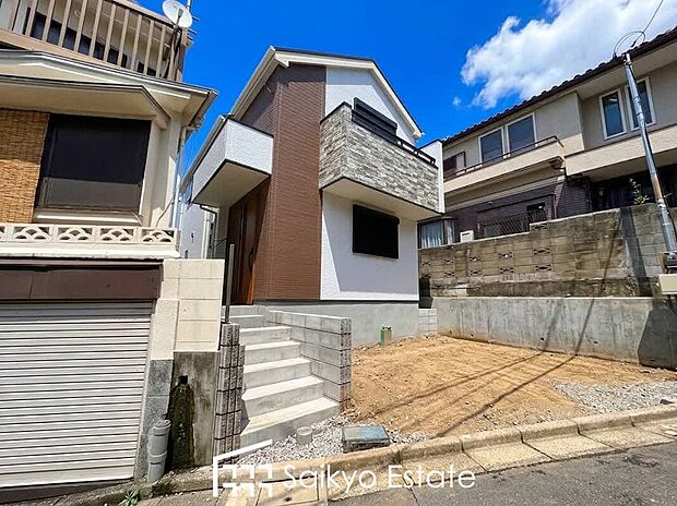 【外観】LDK広々15.4帖!収納付きの居室が3部屋!固定階段による3.5帖のロフトは安全に昇降が出来、重い荷物も運べて便利です!キッチン横には大型パントリー完備!宅配ボックスもございます!