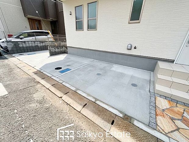 【カースペース】カースペースはコンクリート仕上げの為、雨の日でも足元が気になりません!自転車やバイクを置くスペースもございます!3号棟は車種にもよりますが駐車2台可能です!
