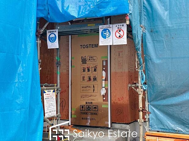 【玄関】家の顔となる玄関は、格調高いデザイン性が求められます。高級感と断熱性、防犯性に優れた玄関ドアを標準装備。