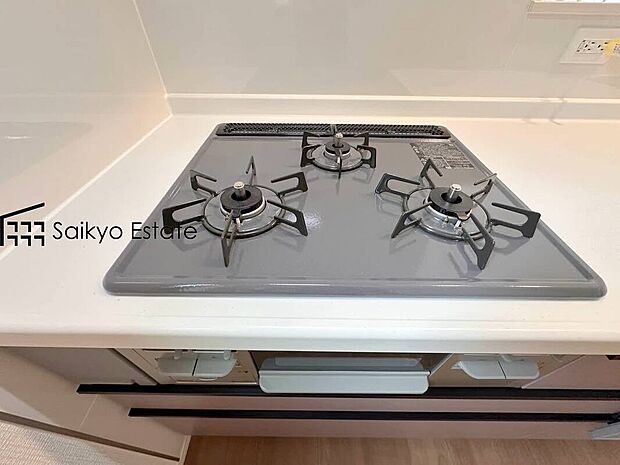 【3口ガスコンロシステム】「3口ガスコンロシステム」はたくさんの料理が同時に作れて便利な上、凹凸が少ないフラットトップなのでお掃除も楽々です。