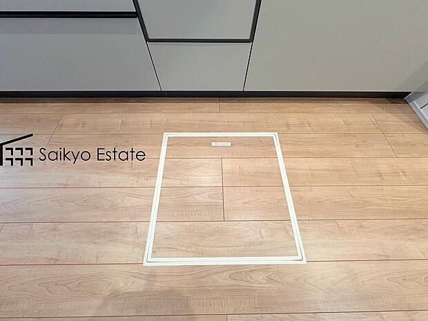 【床下収納】「床下収納」は日用品のストックや、使用頻度の低い物などを収納するのに便利なスペースです。
