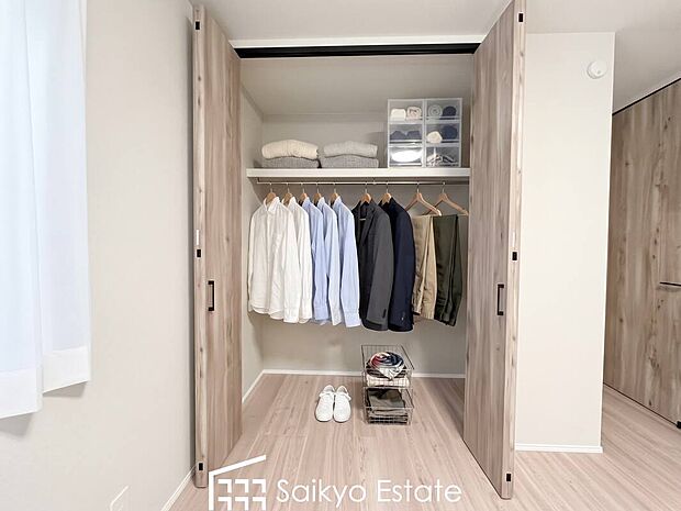 【クローゼット（A号棟）】各居室に収納を設けておりますので、衣類の他にもカバンや小物など何でも収納して、居室の全空間を有効活用できます♪※衣類・小物等はCG加工しています。