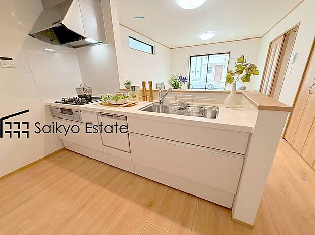 【キッチン【施工例】】リビングにいる家族とコミュニケーションをとりながら作業が出来る人気のカウンターキッチン。お子様がリビングにいても目が届くので安心です。