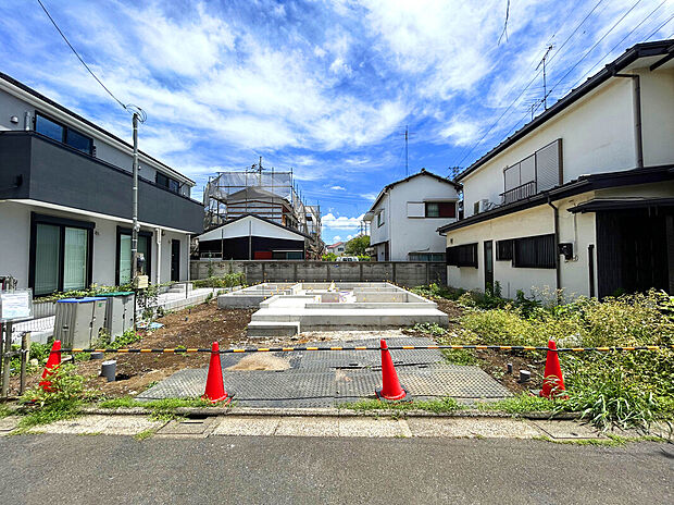 【外観:10月上旬撮影】
京王線「八幡山」駅・京王井の頭線「高井戸」駅徒歩11分、京王線「芦花公園」駅徒歩13分で3駅利用可能。