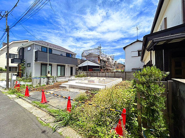 【外観:10月上旬撮影】
フルフラットペニンシュラキッチンが採用されてスタイリッシュな印象を与えます。食洗器が搭載、水回りが集約されたプランニングで家事効率が高くなります。