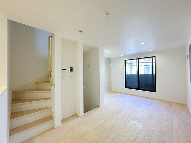 【LDK】
旅館許可証代行申請相談可能!収益物件としても利用が可能です。
カースペース付きの3LDKプラン!全棟開放的なルーフバルコニー付き住戸となっています!