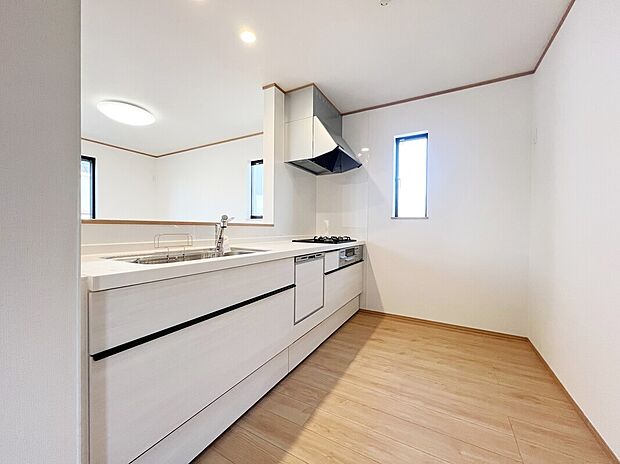 【施工例:Kitchen】
開放感あるカフェスタイルのおしゃれなフルオープンキッチン採用!リビング全体が見渡せられるので、子供の様子を見ながら、家族との会話を楽しみながら料理ができ