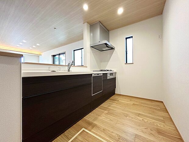 【施工例:Kitchen】
あると便利な食洗器搭載キッチン。手洗いの時間や労力を大幅に削減でき、家事の効率化が図れ、空いた時間に他の作業やのんびり家族との時間が増えます。