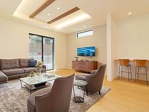 【施工例:LDK】
キッチン横にはパントリーが備わっており、キッチン用品や常温で保存できる物などを収納可能!キッチン周りをスッキリと見せてくれます!