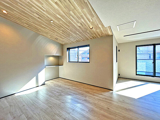 【LDK:19.1帖】
採光口が多く陽当たり・通風良好、日中は柔らかい陽射しが差し込む空間となります。