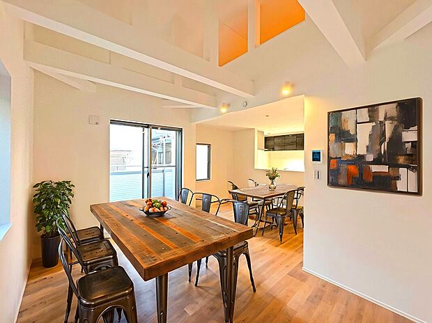 【LDK：17帖】
3面採光のLDK。窓多く備わっており、常に心地よい日差しが入り込んできます！
本画像はCGで作成しており、実際に現地に家具は配置しておりません。また、価格に家具は含まれません。