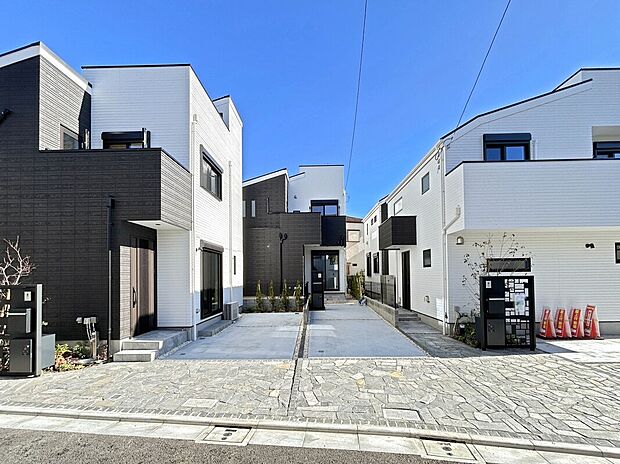 【外観】
設計住宅性能評価、耐震等級3取得、耐震・制震性を備えた「AIMダンパー」が備わった高仕様な住宅。
永く安心して暮らせる住まいとなっております。