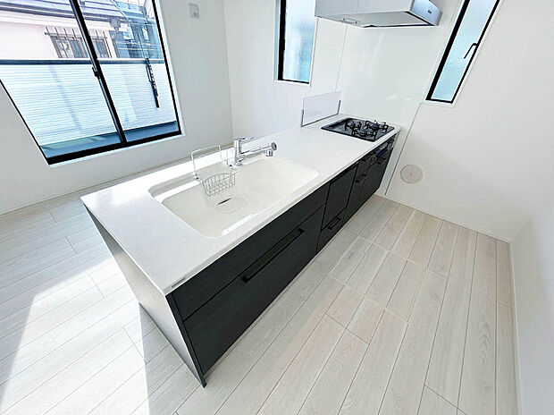 【施工例：Kitchen】
リビング全体を見渡せるカウンターキッチン。
家族と会話しながらの作業が可能です。