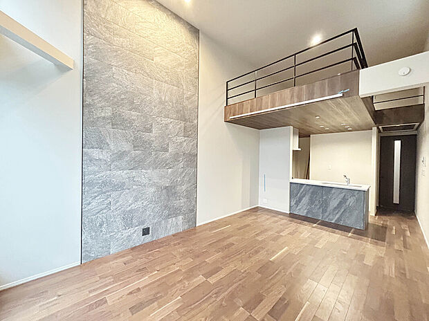 【施工例：LDK】
全棟南向きで陽当たり良好な邸宅！リビングに床暖房が搭載されており、足元から温まれる居心地の良い空間を創る邸宅。