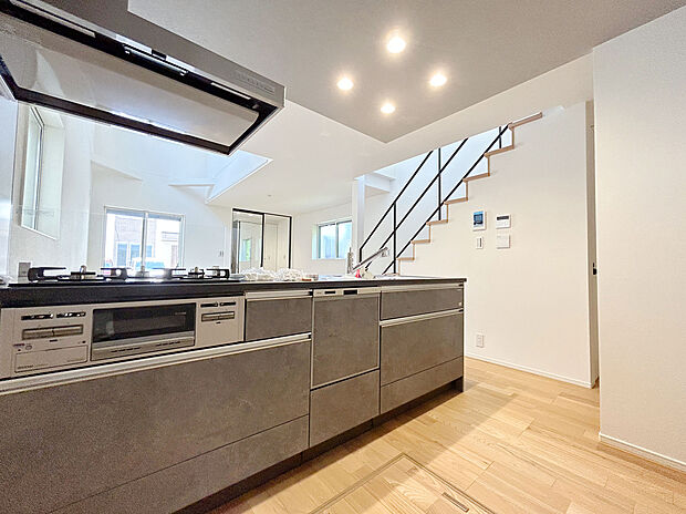 【施工例：Kitchen】
ロフト収納や全居室に収納スペースが備わっており、収納豊富なプランでスッキリと見せてくれます。