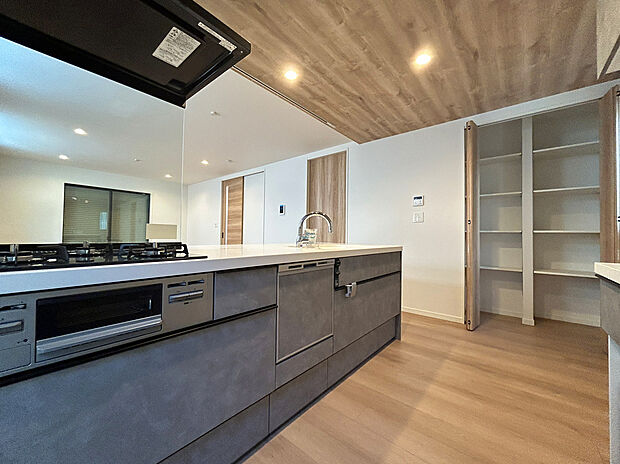 【Kitchen】
食洗機付きシステムキッチン、浴室TVなどの設備が充実。より快適で暮らしやすい住まい。