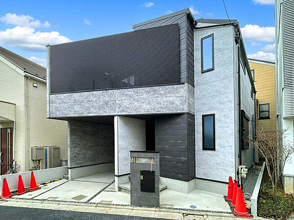 【外観】
東急世田谷線「若林」駅まで徒歩8分、小田急線「梅ヶ丘」駅徒歩13分の落ち着いた街並みに佇む、ウッドデッキ調のワイドバルコニーで心落ち着くプライベート邸が堂々完成。21帖のLDKには床暖房搭載