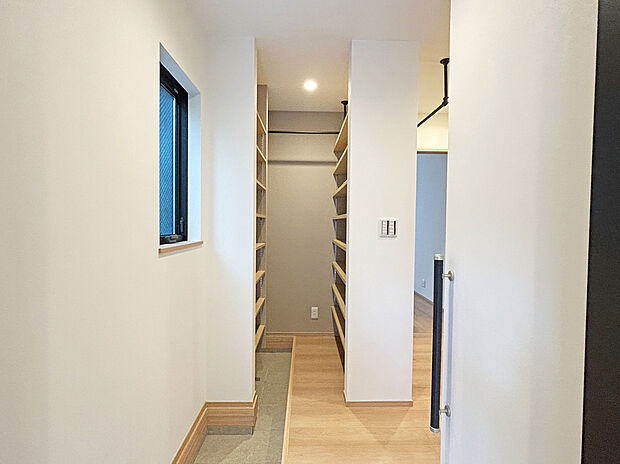 【SIC】
靴だけでなく、ベビーカーや遊び道具なども一緒に収納できる広さのあるシューズインクローゼット。