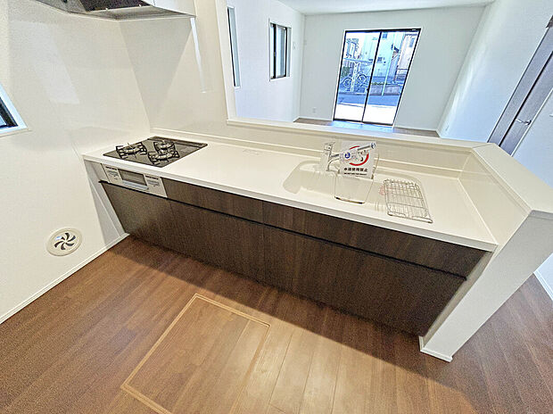 【Kitchen:3号棟】
開放感あるカフェスタイルのおしゃれなカウンターキッチン採用!
リビング全体が見渡せられるので、子供の様子を見ながら、家族との会話を楽しみながら料理ができます!