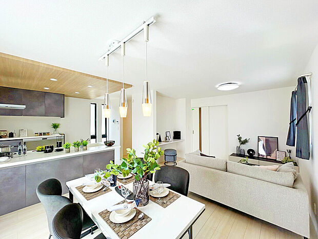 【建物プラン例】
敷地30坪×整形地×角地で理想のマイホームを建てやすい敷地形状。陽当たり・通風良好な心落ち着く自分達だけの住まいづくりができます。