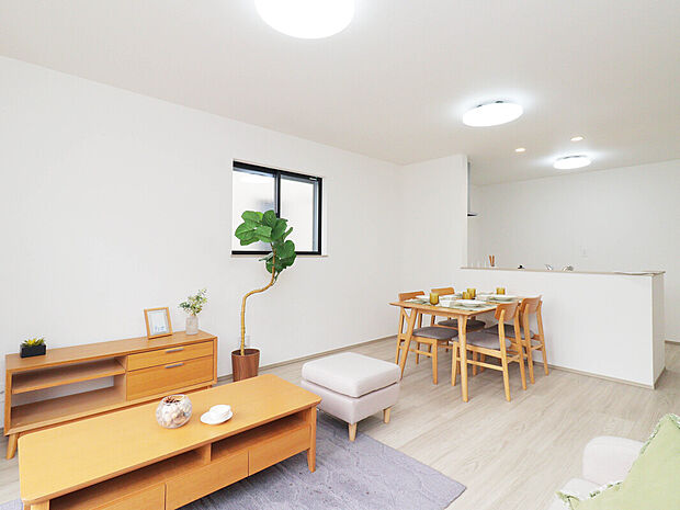 【LDK:B号棟】
前面道路は広々とした6m。丁字路でより開放感がある立地。南向きなので陽当たり良好。日中は柔らかな陽射しが室内に降り注ぎます。