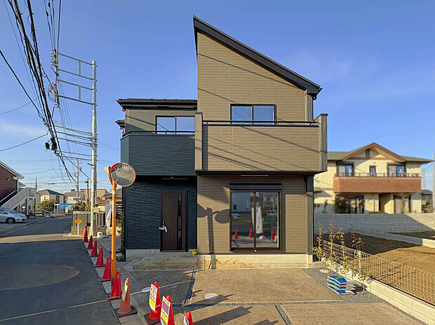 【モデルハウス棟:外観】
暮らしのイメージが膨らむモデルハウス棟が完成いたしました!
土日祝日は現地販売会を実施しているため、お気軽にご来場ください!平日での見学予約希望も承ります!