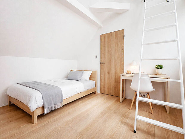 【Room：4.3帖】
2帖の小屋裏収納が備わったプランニング。
吹抜がより開放感溢れる空間を創りだします。