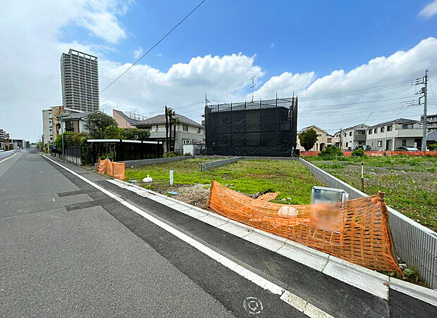 【外観:5月中旬撮影】
現地周辺はもちろん駅周辺にもスーパーやコンビニ、ドラッグストアなどの買い物施設が多くあるので、帰り道によって行くこともできます。