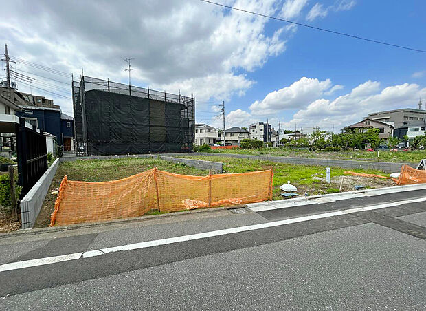【外観:5月中旬撮影】
南側の前面道路の幅員は約8mあり、陽当たり・通風良好な立地となっております。
保育園・幼稚園が徒歩10分圏内に複数点在してるので、子育てがしやすい住環境となっています。