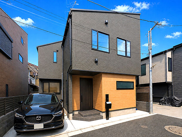【外観】即日ご案内可能！見学予約受付中！
東急田園都市線「駒沢大学」駅徒歩12分の落ち着いた街並みに佇む、シックな外観デザインの邸宅が誕生。開放的なリビングとルーフバルコニーで優雅な暮らしを望めます。