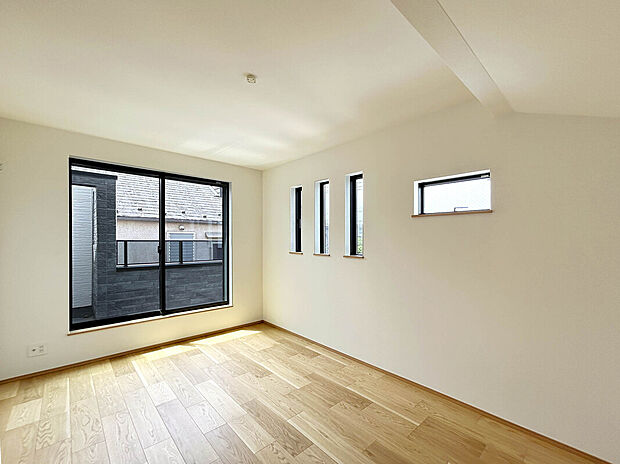 【施工例：Room】
耐震等級3取得、太陽光パネルを設備している、高耐震・高耐久・高性能住宅で永く安心して暮らせる住まい。