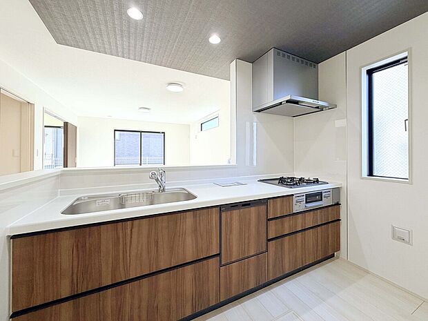 【建物プラン例:Kitchen】
断熱・省エネ性能に優れたZEH水準仕様!断熱等の性能等級5/一次エネルギー消費量等級6をクリアする高品質の永く安心して暮らせる住まいをご提案。