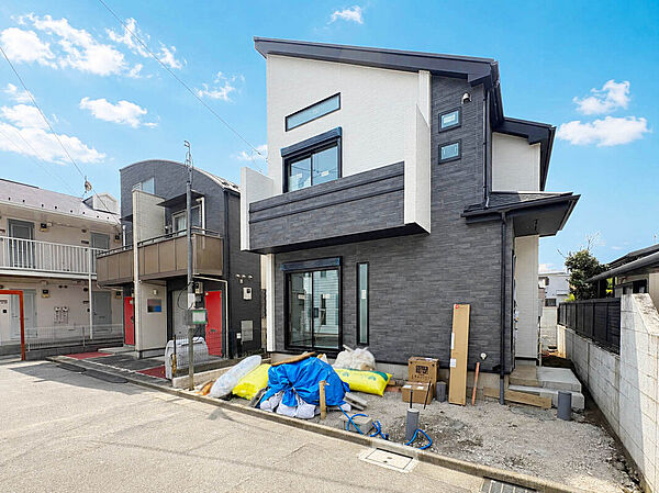 【外観：8月中旬撮影】
京王線「仙川」駅まで徒歩7分の希少立地にZEH水準×耐震等級3の高品質住宅が誕生！
2階にあるので、直接室内を見られないプライバシーの保たれるプランニング。