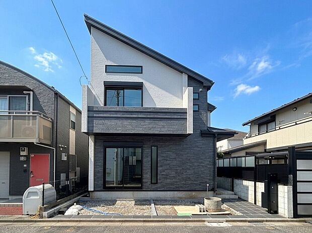 【外観:8月中旬撮影】
京王線「仙川」駅まで徒歩7分の希少立地にZEH水準×耐震等級3の高品質住宅が誕生!
2階にあるので、直接室内を見られないプライバシーの保たれるプランニング。