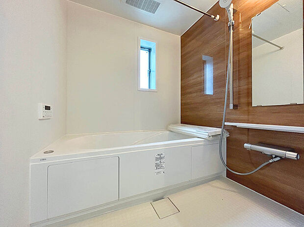 【浴室】1日の疲れを癒してくれる広々バスルーム♪ゆったり入れる1坪タイプです！