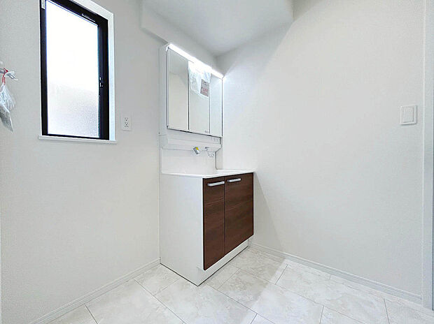 【【施工例:Wash Room】】機能美とデザイン性を両立させた3面境仕上げの洗面化粧台。視覚的に広がり感を持たせるだけでなく、機能的にも優れています。