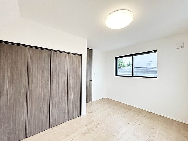 【【施工例:Room】】スーパーやコンビニなど商業施設が徒歩4分圏内に点在。日々のお買い物や休日のまとめ買いなども行き来しやすい距離で、便利な住環境です。