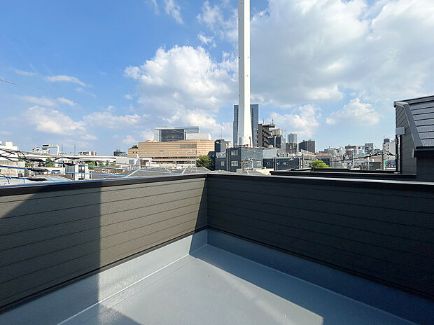 【【ルーフバルコニー】】 大きくとられたスペースで洗濯物はもちろん、ご家族やご友人などで花火やBBQも楽しむことが出来ます。