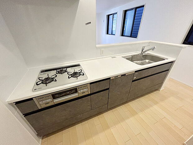 【【Kitchen】】浄水器付きのシステムキッチン。不純物やサビ等の汚れを除去し、毎日安全でキレイなお水をお使いいただけます。