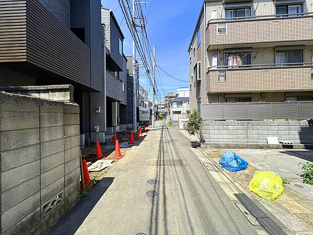 【【外観:8月下旬撮影】】スーパーやコンビニなど商業施設も徒歩3分圏内にあり、日々のお買い物や休日のまとめ買いなども行き来しやすい距離で、便利な住環境です。