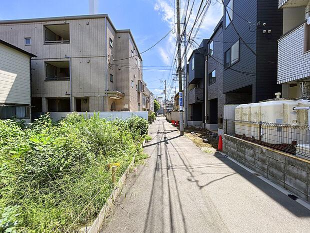 【【外観:8月下旬撮影】】交通量の少ない道路に面していいる閑静な立地。
車もスムーズに駐車できそうです。