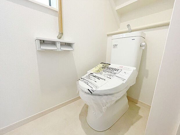 【【施工例：Toilet】】各階にトイレがあるので、朝慌ただしい時間帯に混む心配が減ります。わざわざトイレのために階段を昇り降りをせずに済みます。