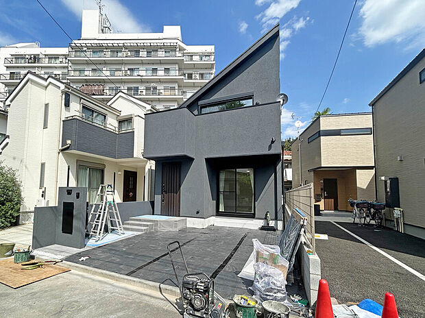 【【駐車2台可能】】駐車スペースが車2台分あります!車だけでなく、自転車やバイクも置けます。(車種による)