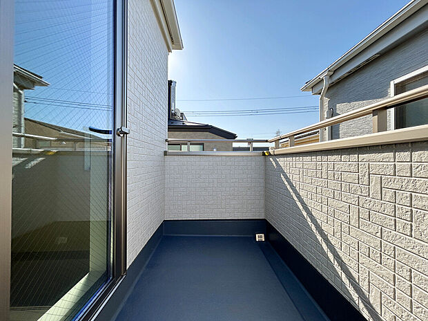 【【Balcony】】通常のバルコニーよりも広さがあるので、洗濯物を多く干せるだけでなく、花や観葉植物（ガーデニング）、家庭菜園なども楽しむことが出来ます！
