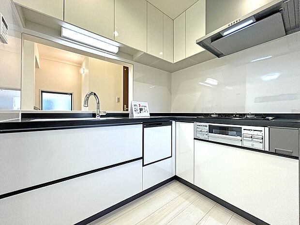 【【Kitchen】】L型キッチンが採用されており、キッチン内での作業動線が短く、作業スペースが取れるメリットがあります！