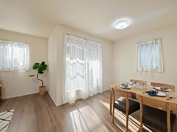 【【LDK：17帖】】明るさと開放感に満ちたLDK17帖×4部屋の3階建てプラン！
バルコニーが3面備わっており、陽当たり・通風良好！