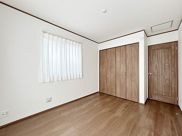 【【施工例:Room】】スーパー徒歩3分、コンビニ徒歩1分で行くことができ、日々のお買い物や休日のまとめ買いなども行き来しやすい距離!保育園や小学校なども徒歩7分圏内で共働きの子育て世帯でも暮らしやすい住環境!