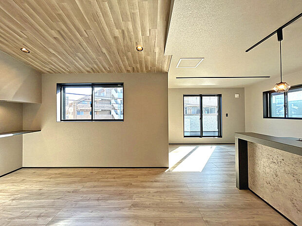 【【LDK:19.1帖】】採光口が多いため陽当たり・通風良好、開放感抜群な空間を演出。