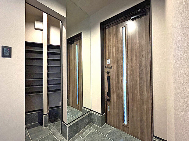 【【Entrance】】靴だけでなく、ベビーカーや遊び道具なども一緒に収納できます。扉があるので、来客があってもプライバシー性のある収納となっています。